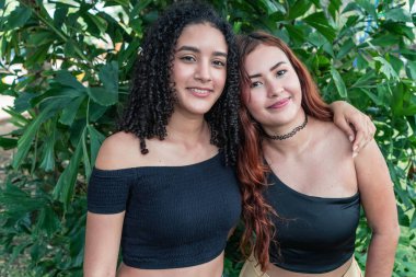 Şehir parkında duran en iyi arkadaşların portresi..