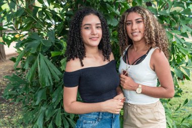 Şehir parkında duran iki arkadaş.