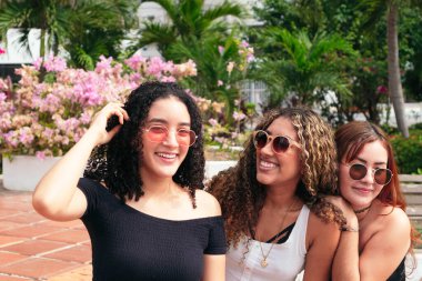 Üç genç arkadaş dışarıda eğleniyor.