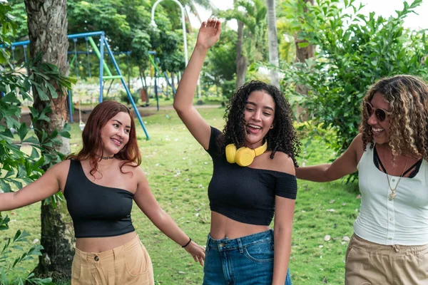 Drei Freunde Unterhalten Sich Park — Stockfoto