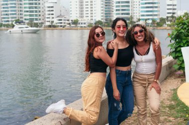 Latin Arkadaşlar Grubu Birlikte Eğleniyor