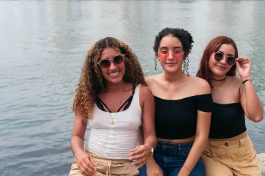 üç arkadaş açık havada eğleniyor.