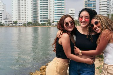 Üç çılgın arkadaş dışarıda eğleniyor..