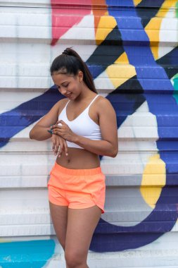 Atletik kadın açık havada akıllı gözlüğünü takıyor. Sağlıklı yaşam kavramı.