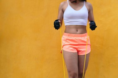 Halk parkında egzersiz yapan Latin bir kadın..