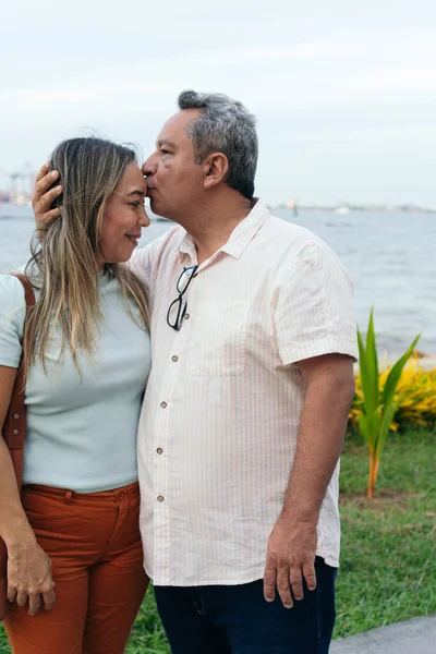 Latino Mann Küsst Seine Frau Freien Auf Die Stirn — Stockfoto