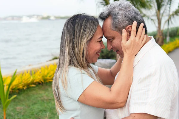 Lateinisches Paar Das Park Steht Umarmt Sich Liebevoll — Stockfoto