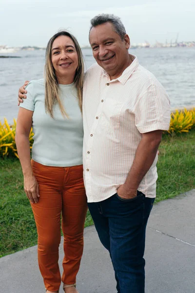 Ältere Lateinische Paare Lächeln Einem Park — Stockfoto