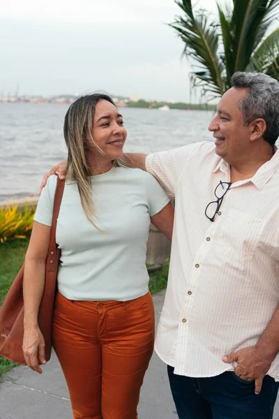 Hispanisches Paar Mittleren Alters Lächelt Glücklich Und Umarmt Sich Park — Stockfoto