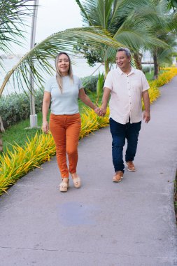 Yaşlı çift parkta eğleniyor. Odak noktamız kadın. Boşluğu kopyala.