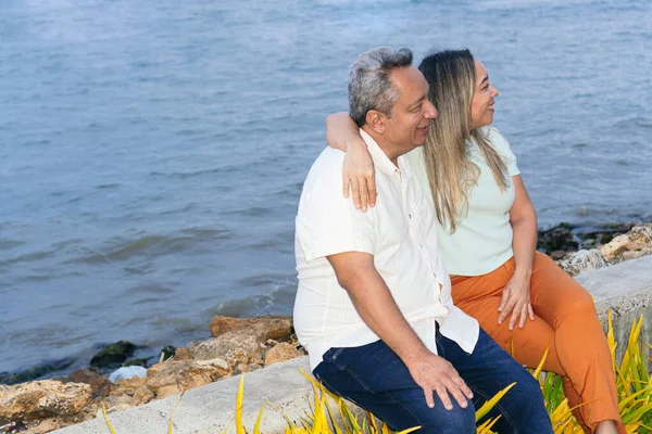 Latin Couple Sitting Park Talking — Stockfoto