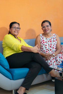 Açık havada iki kıdemli kadının portresi