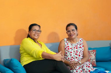 Dışarıdaki İki Mutlu Yaşlı Kadın Portresi