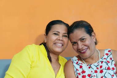 İki yaşlı arkadaş evde dinleniyor.