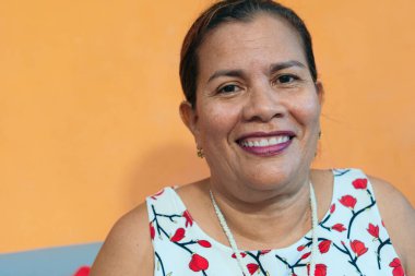 Gülen Latin kadının portresi