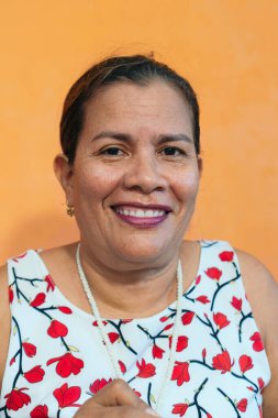 Olgun kadın gülüyor portresi