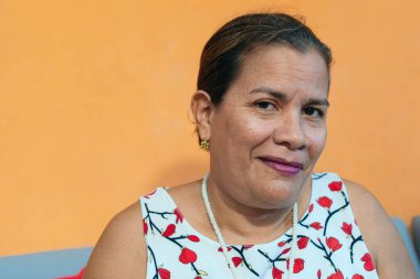 Evdeki esmer bir kadının portresi.