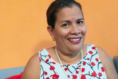 Evde gülümseyen olgun kadın portresi