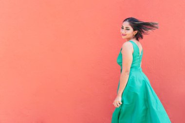 Güneşli bir günde Sokakta Yürüyen Kadın.