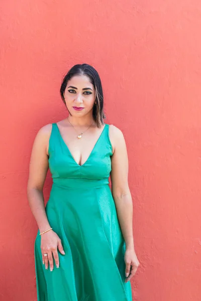 Γυναίκα Πράσινο Φόρεμα Στον Κόκκινο Τοίχο — Φωτογραφία Αρχείου