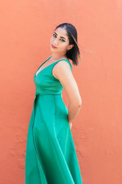 Latin Woman Green Dress Standing Front Red Wall — Stock Photo, Image