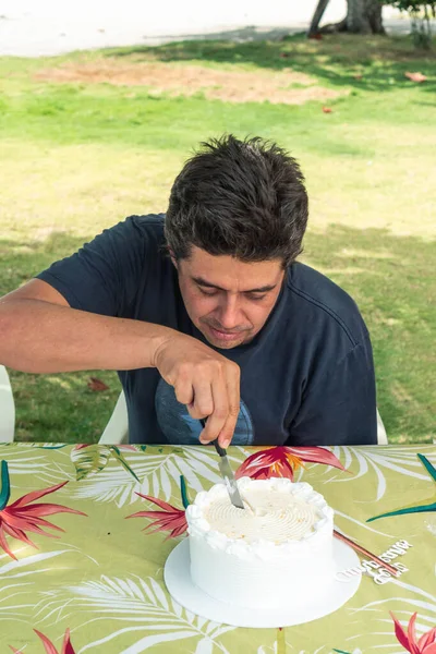 大人の男カット誕生日ケーキ屋外 — ストック写真