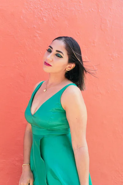 Όμορφη Γυναίκα Απλό Πράσινο Φόρεμα — Φωτογραφία Αρχείου