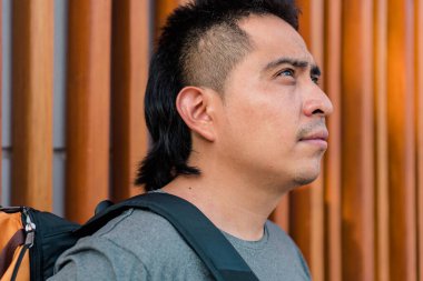 Parkta sırt çantalı bir İspanyol 'un portresi..