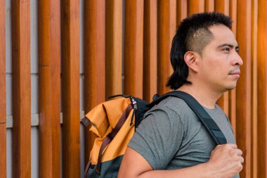 Sırt çantasıyla yürüyen genç bir yerlinin portresi.