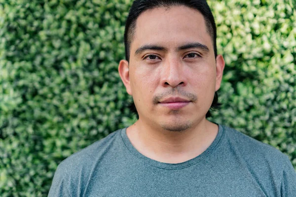 Genç Aborjin İspanyol 'un açık havada portresi.