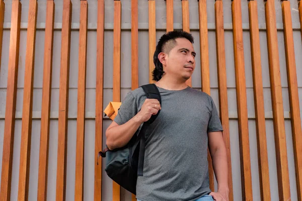 Indigenous Man Backpack Walking Park — Foto Stock