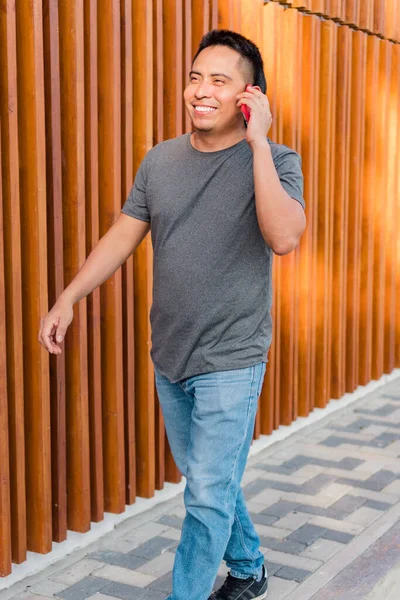 Young Hispanic Indigenous Man Walking Street While Talking Cell Phone — Foto Stock