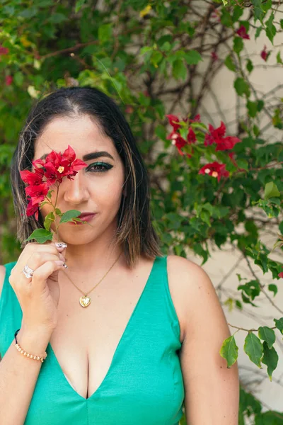 Latin Woman Green Dress Posing Next Red Flower Street — Zdjęcie stockowe