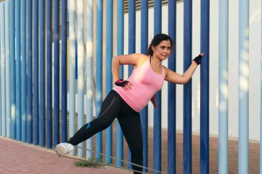 Kadın dışarıda direniş bandosu eğitimi alıyor.