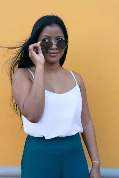 Femme Africaine Américaine Portant Des Lunettes Soleil Regardant Dans Autre — Photo