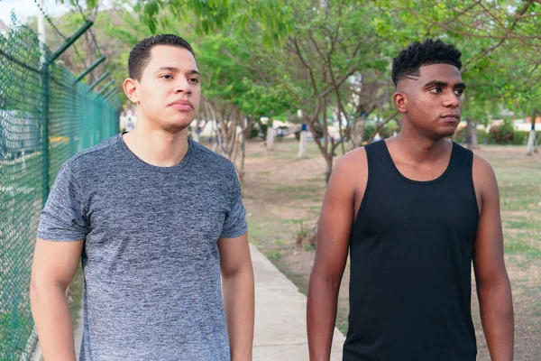 Hombres Atléticos Caminando Juntos Parque —  Fotos de Stock