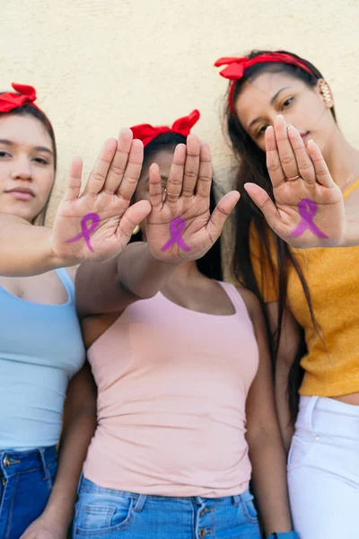 Três Mulheres Com Símbolo Câncer Mama Desenhando Mão Poder Feminino — Fotografia de Stock