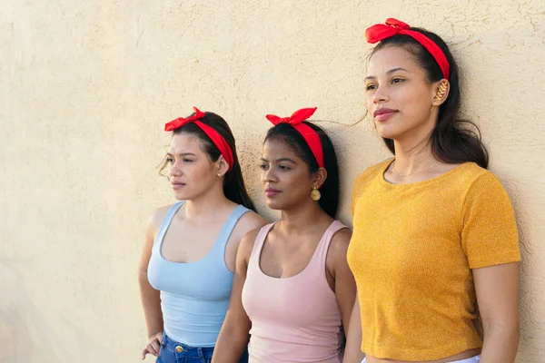 Retrato Tres Mujeres Con Pañuelos Cabeza Mirando Con Confianza Cámara —  Fotos de Stock