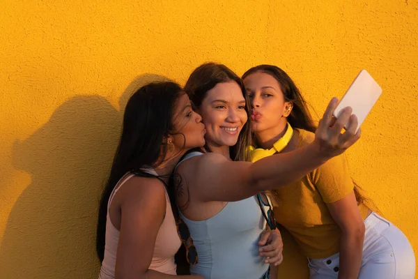 Drie Latina Vrouwen Het Park Die Poseren Selfies Nemen Vrouwelijkheidsbegrip — Stockfoto