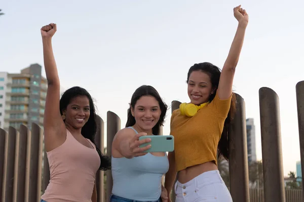 Tre Kvinnor Står Utomhus Glada Kvinnor Parken Tar Selfie — Stockfoto