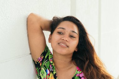 Sokaktaki Amerikalı Afrikalı bir kadının portresi.