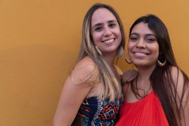 Sarı arka planda iki Latin kadının portresi