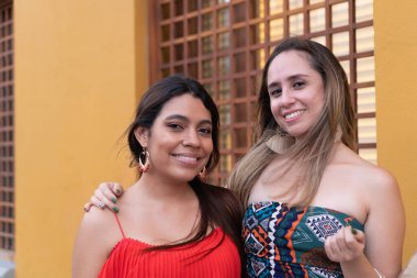 Şehir Caddesinde Duran Kadın Arkadaşlar