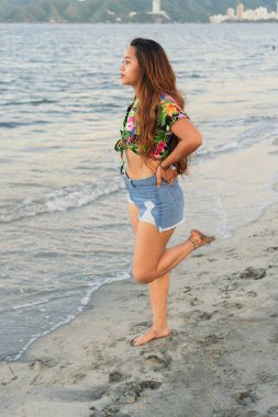 İspanyol kadın sahilde dalgın dalgın dalgın