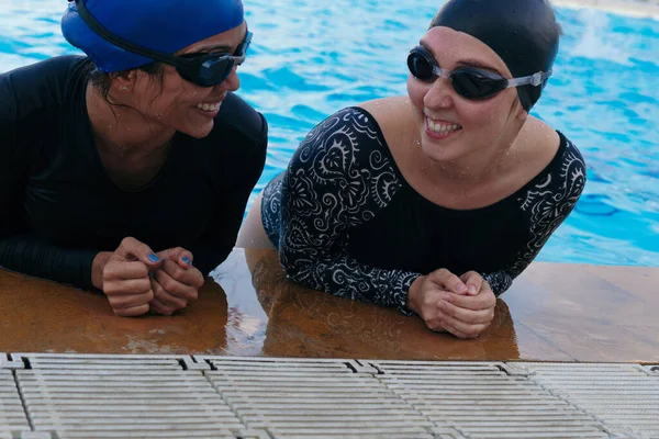 Latijnse Vrouwen Praten Het Zwembad Voor Training — Stockfoto
