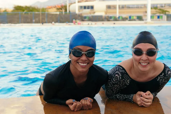 Dos Mujeres Jóvenes Apoyadas Lado Piscina Aire Libre Sonrientes Retrato —  Fotos de Stock