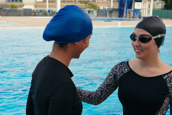 Latijnse Vrouwen Praten Het Zwembad Voor Training — Stockfoto