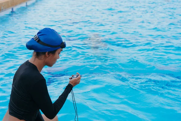 Personal Trainer Opnametijd Stopwatch Aan Zijkant Van Het Zwembad Tijdens — Stockfoto