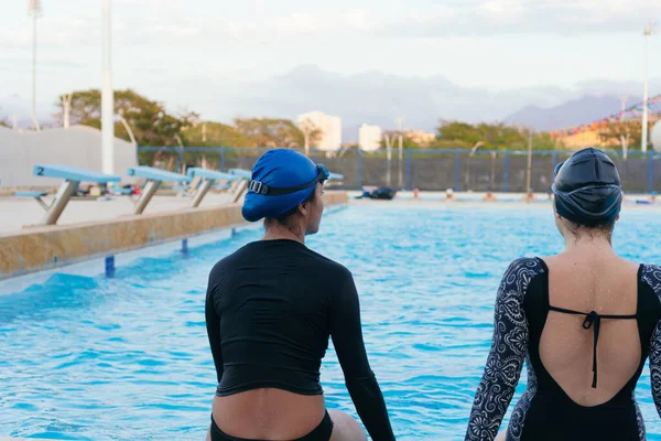 Mujeres Latinas Hablando Piscina Antes Entrenar —  Fotos de Stock