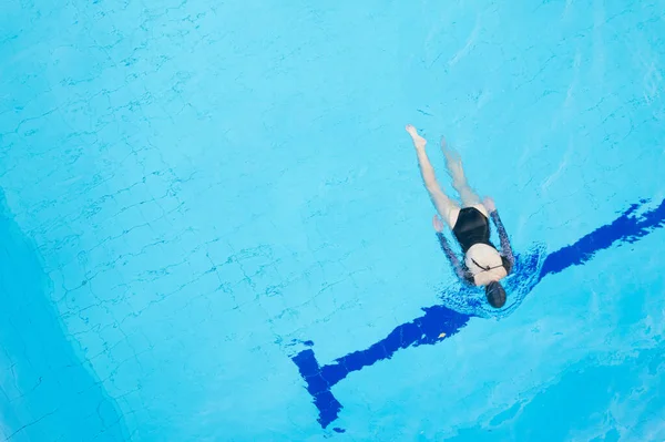Luchtfoto Van Een Zwemmer Een Badpak Briltraining Het Zwembad — Stockfoto